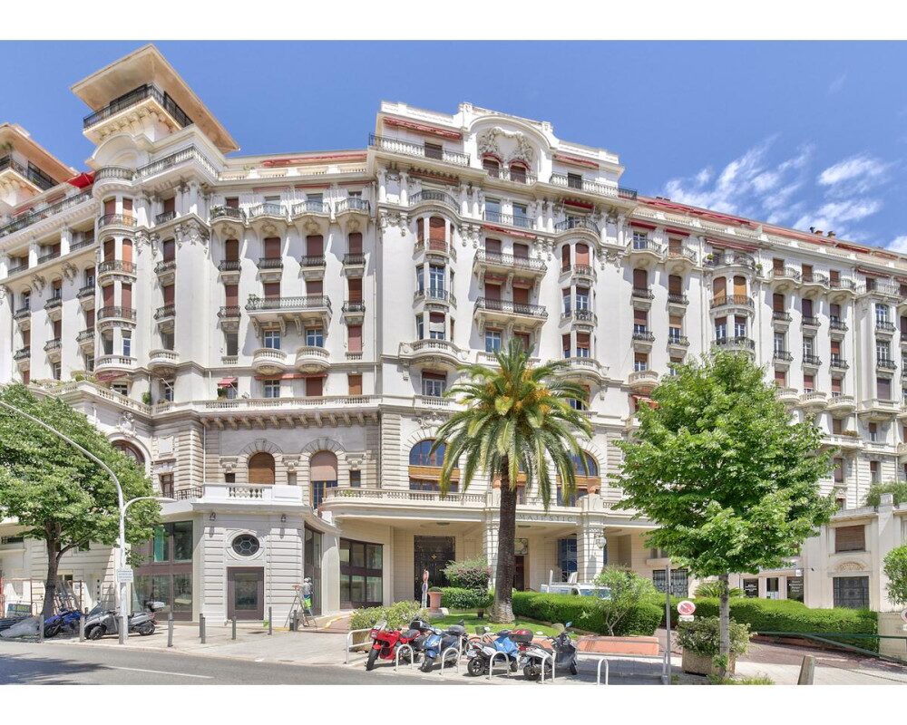  Nice - Cimiez : a large 3 bedrooms apartment, all the majesty of the Majestic, plus the sea view.            