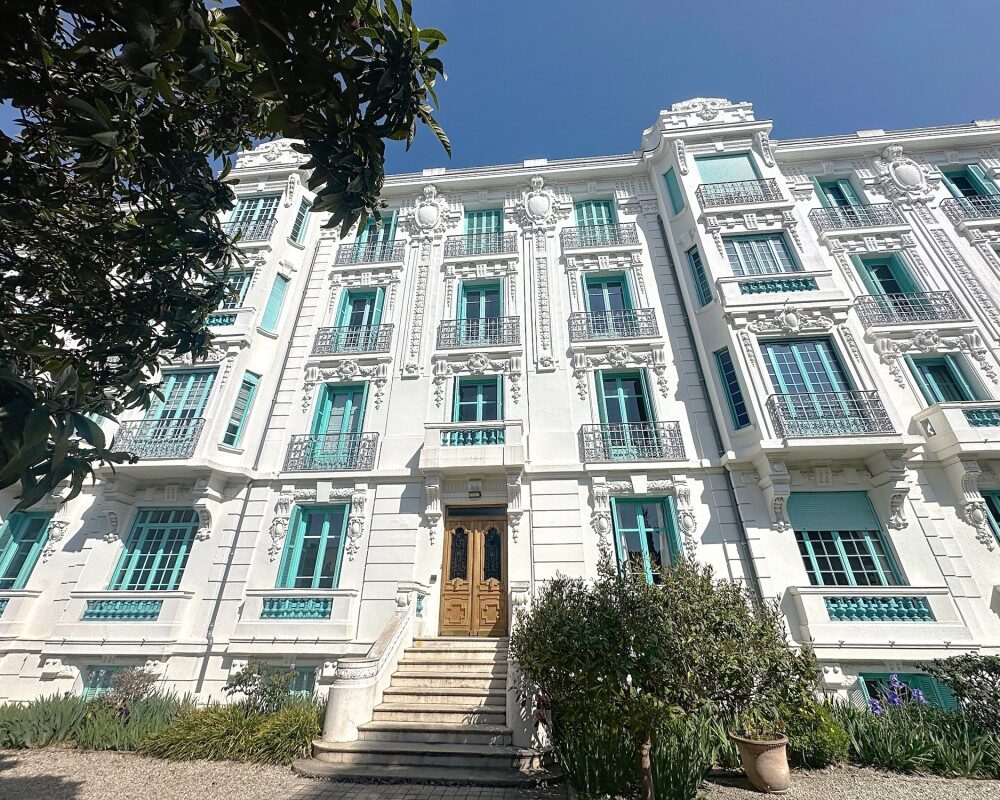 Nice Valrose - Charming 2-room Duplex Apartment in a Belle Epoque Palace with Garden