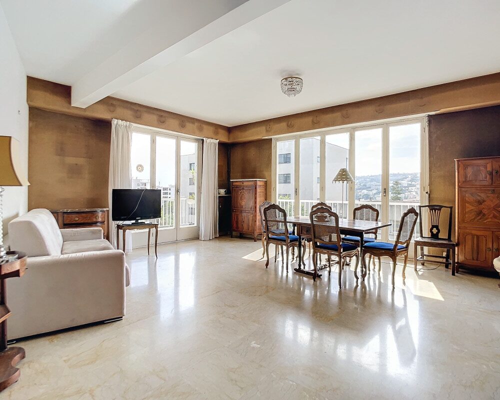 Spacious 3-Room Apartment with Terrace in a Prestigious Condominium