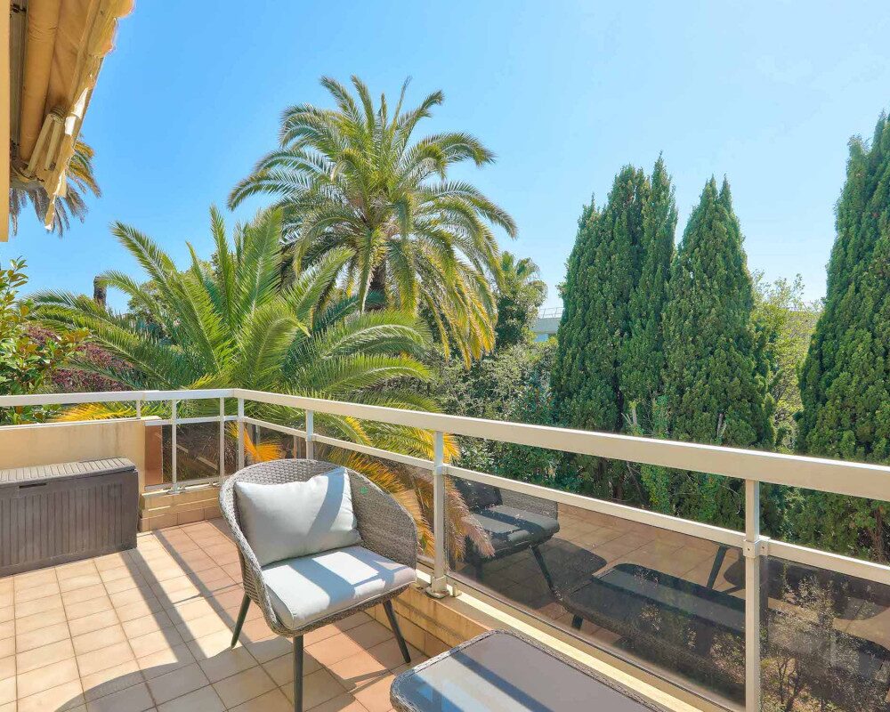 Nice Valrose - 4 rooms on top floor with terrace