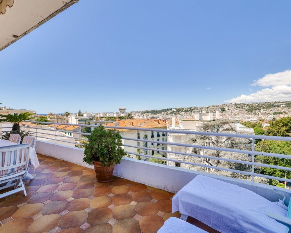 NICE - Rare for Sale - Spacious Top-floor 2/3 Bedroom Apartment with Sea View, Cimiez District