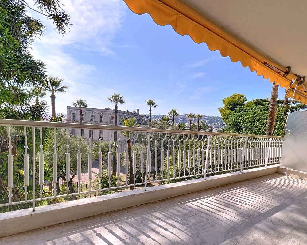 Nice Cimiez - In a luxurious Residence close to the very center, Beautiful 2 Bedroom Apartment with Terrace and Unobstructed View of the Sea and the Park
