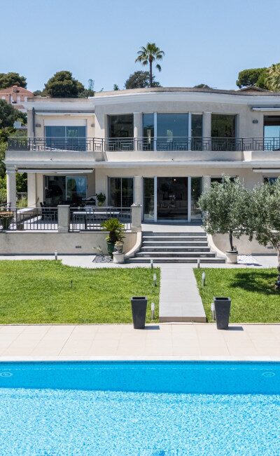 Heated infinity pool overlooking the Mediterranean Sea, Nice Mont Boron