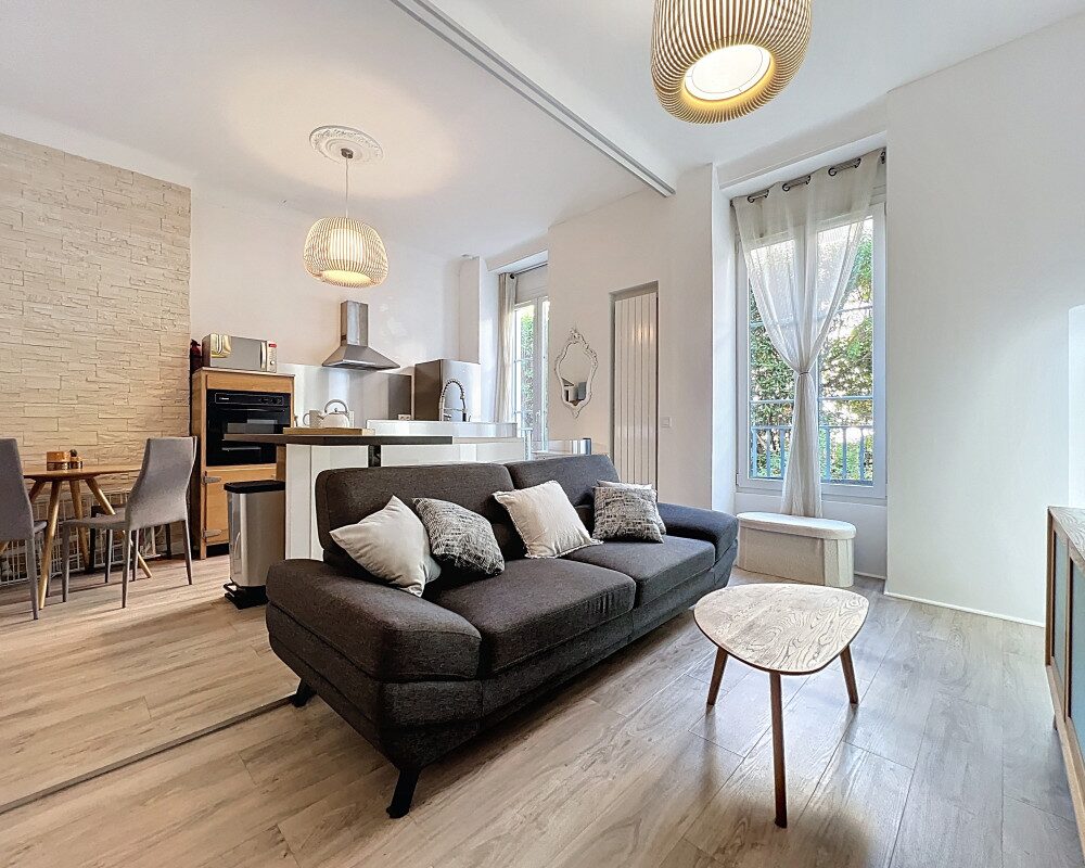 Nice Valrose - Charming 2-room Duplex Apartment in a Belle Epoque Palace with Garden
