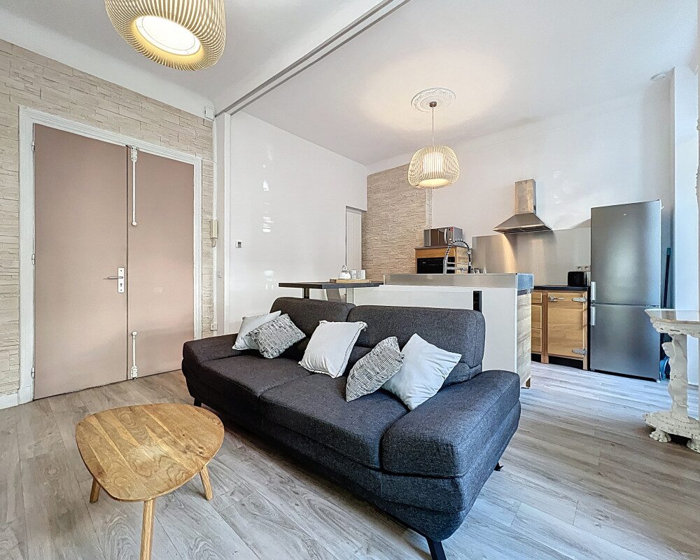Nice Valrose - Charming 2-room Duplex Apartment in a Belle Epoque Palace with Garden
