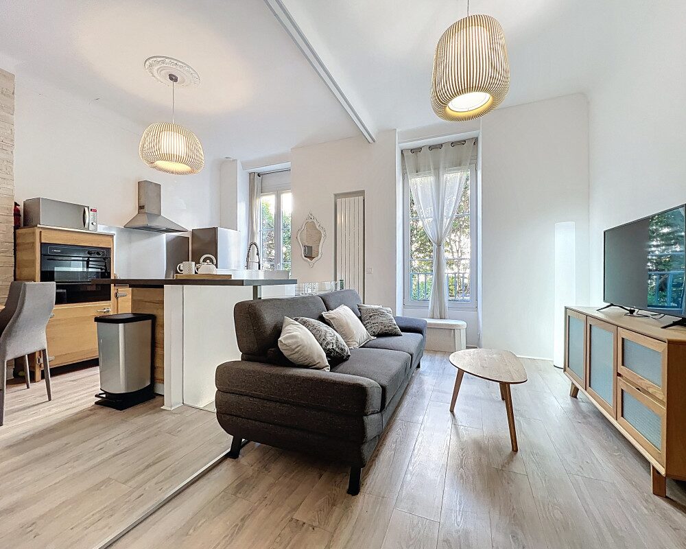 Nice Valrose - Charming 2-room Duplex Apartment in a Belle Epoque Palace with Garden