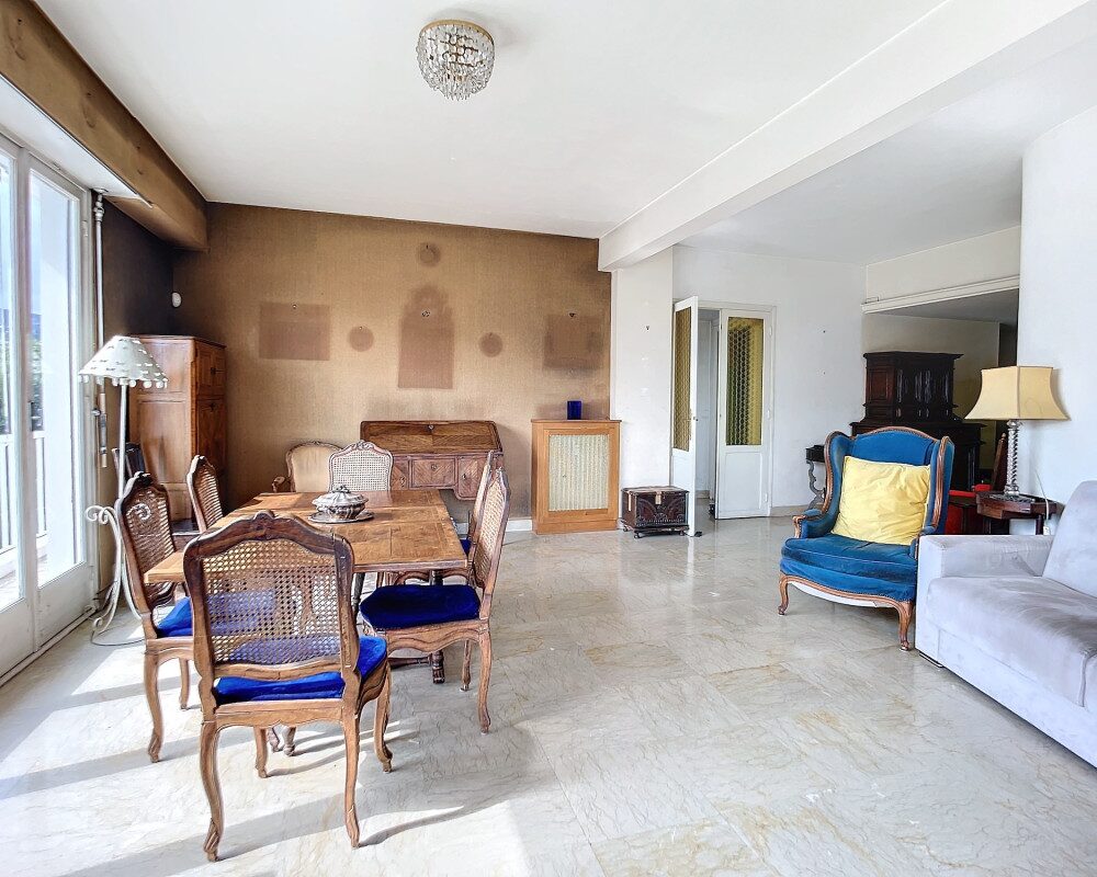 Spacious 3-Room Apartment with Terrace in a Prestigious Condominium