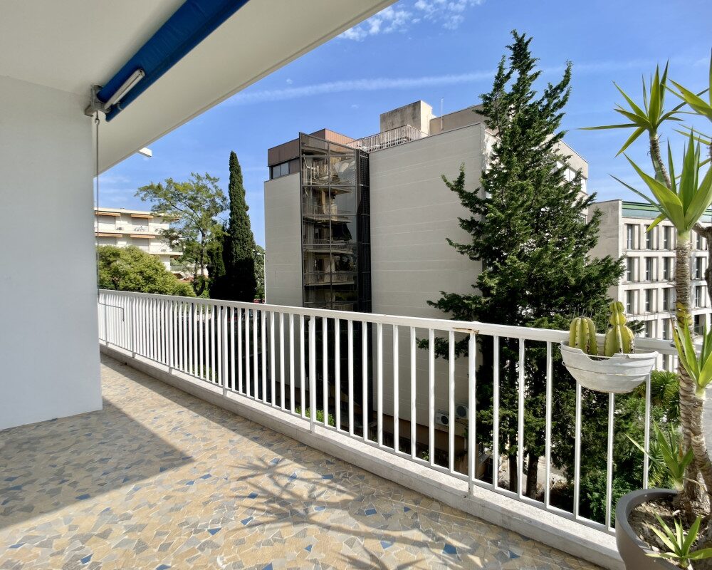 Spacious 3-Room Apartment with Terrace in a Prestigious Condominium