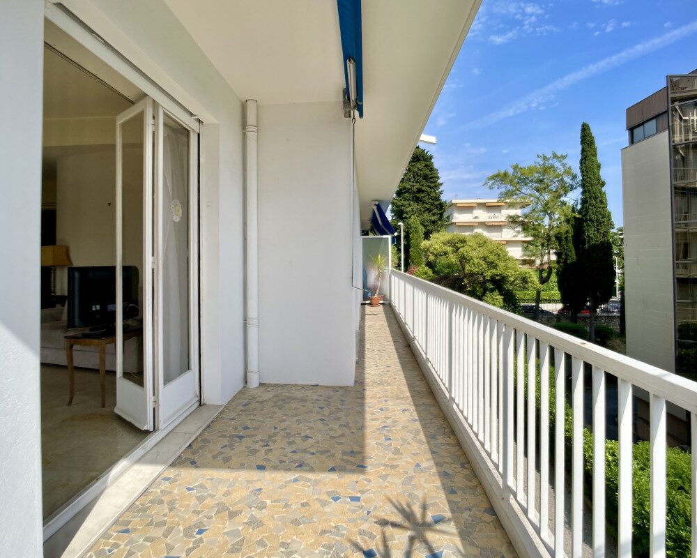 Spacious 3-Room Apartment with Terrace in a Prestigious Condominium