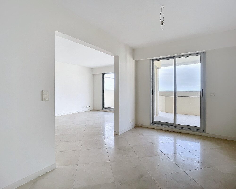 Nice Cimiez Top floor Renovated 2 bedroom Apartment with Met and City views