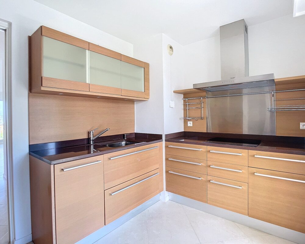 Nice Cimiez Top floor Renovated 2 bedroom Apartment with Met and City views