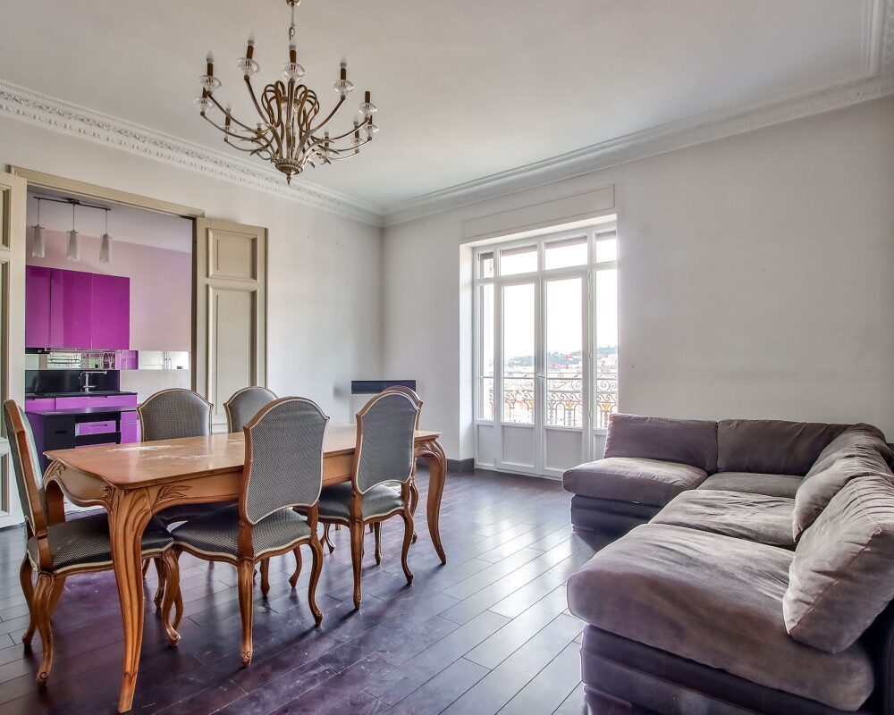  Nice - Cimiez : a large 3 bedrooms apartment, all the majesty of the Majestic, plus the sea view.            