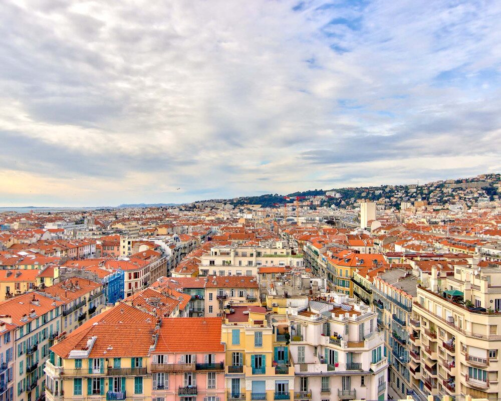  Nice - Cimiez : a large 3 bedrooms apartment, all the majesty of the Majestic, plus the sea view.            