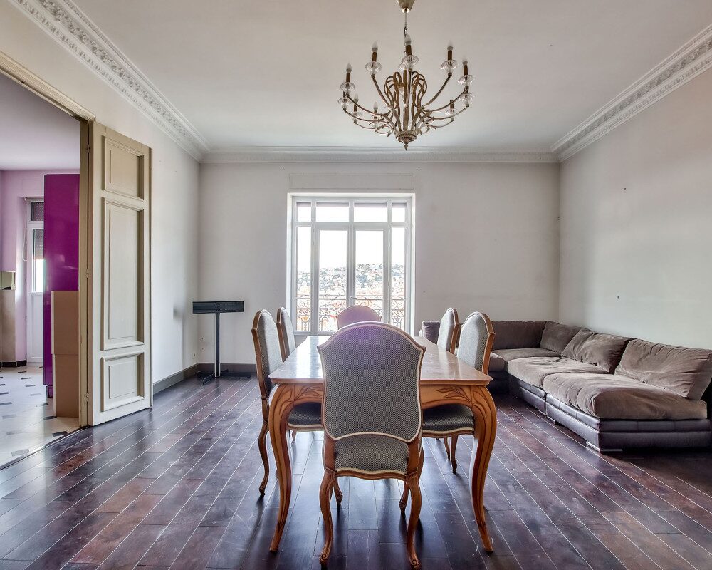  Nice - Cimiez : a large 3 bedrooms apartment, all the majesty of the Majestic, plus the sea view.            