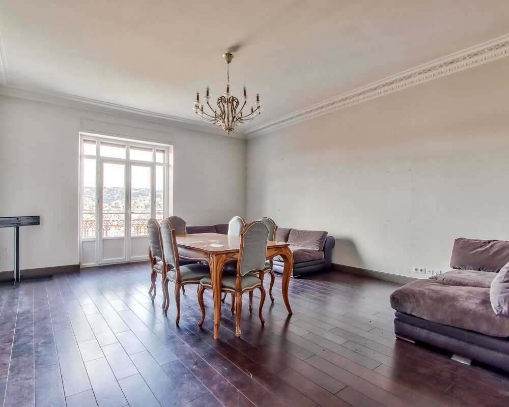  Nice - Cimiez : a large 3 bedrooms apartment, all the majesty of the Majestic, plus the sea view.            