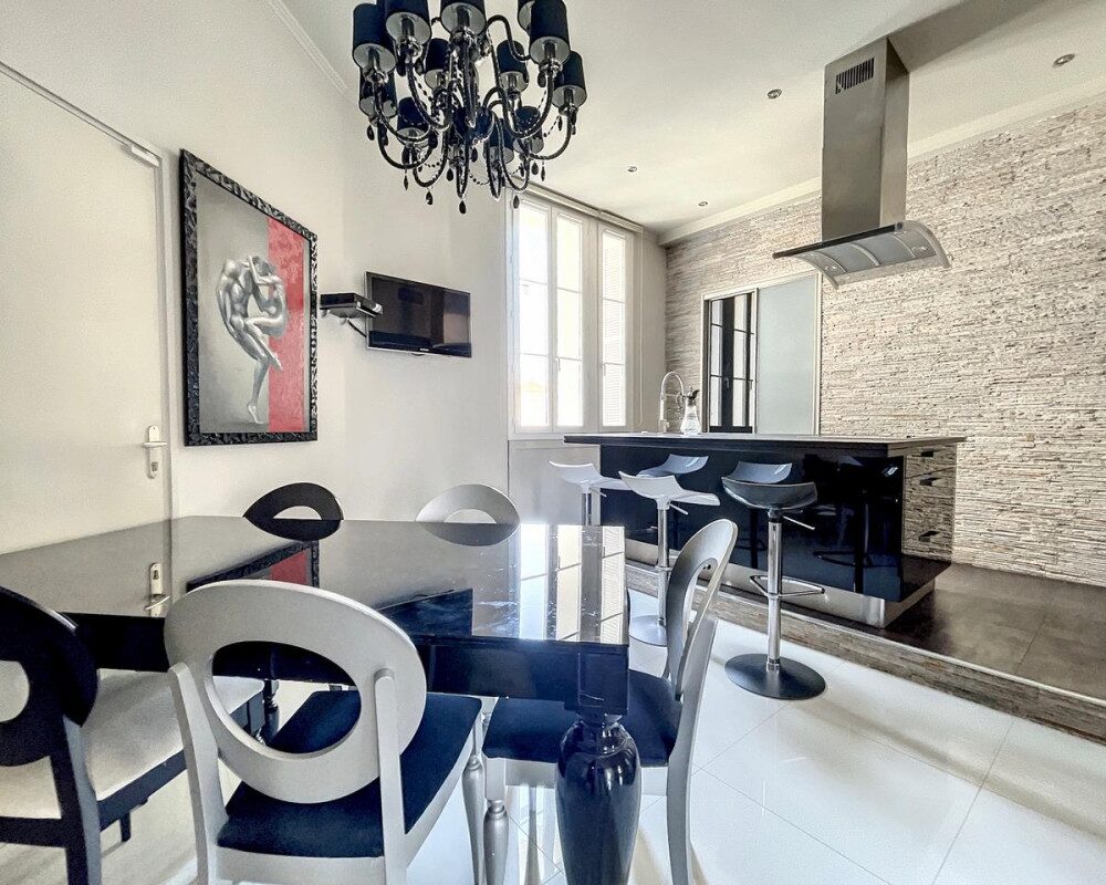 Nice Cimiez - Beautiful 2 Bedroom Apartment 91 sqm in a Palace of the Beginning of the Last Century