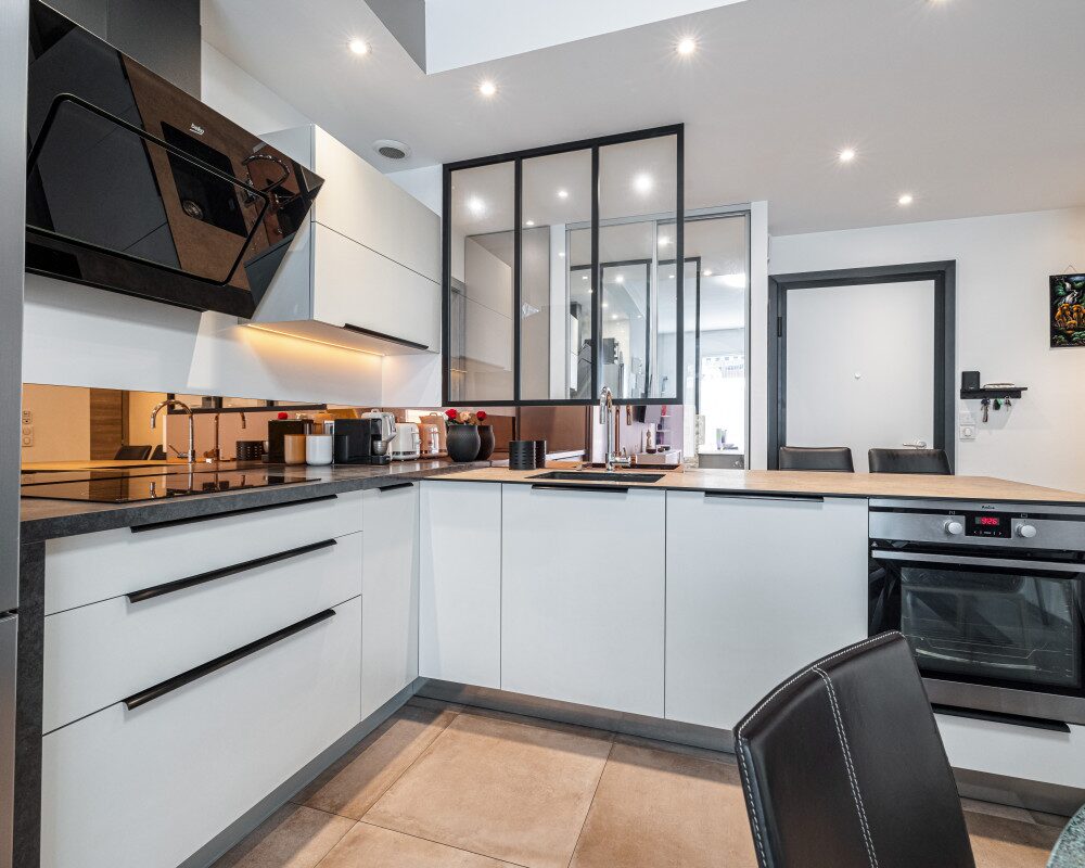 NICE - Beautiful renovated 2 Bedroom Apartment in the Heart of Les Musiciens Area 