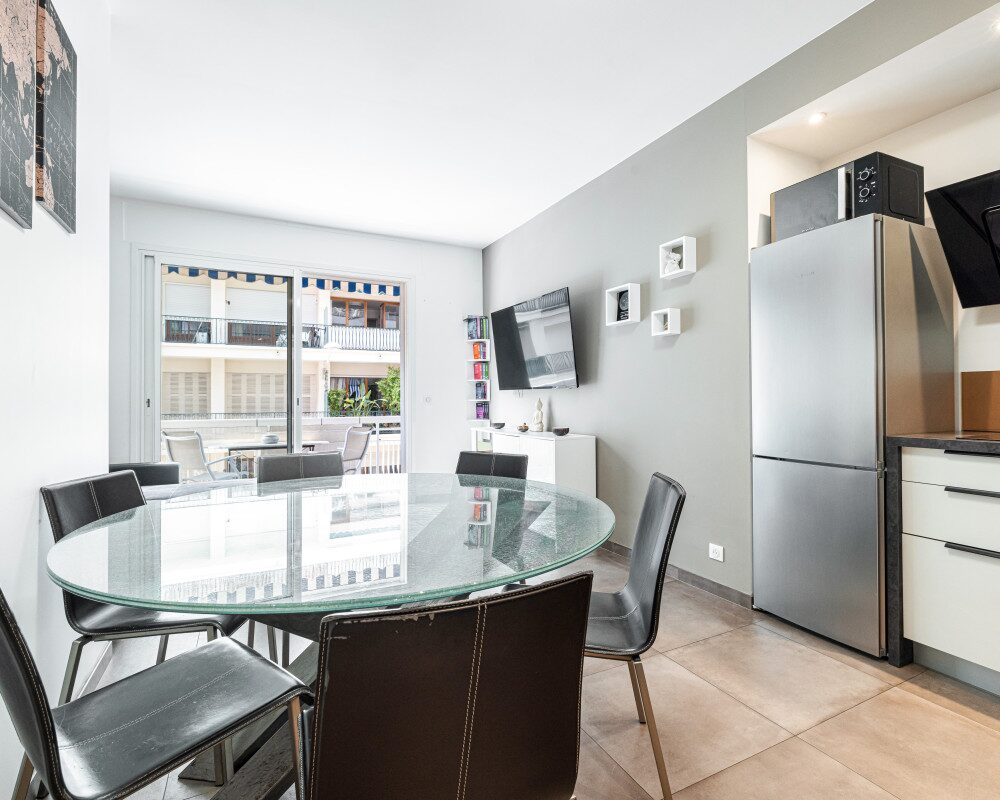 NICE - Beautiful renovated 2 Bedroom Apartment in the Heart of Les Musiciens Area 