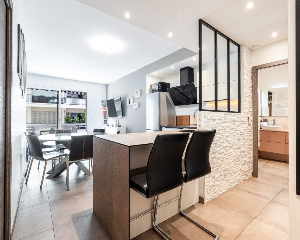 NICE - Beautiful renovated 2 Bedroom Apartment in the Heart of Les Musiciens Area 