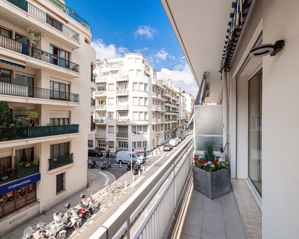 NICE - Beautiful renovated 2 Bedroom Apartment in the Heart of Les Musiciens Area 