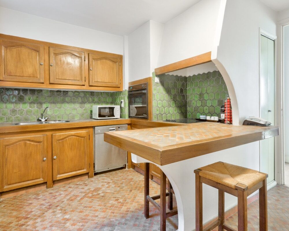 Nice â Cimiez â Large 4-room apartment of 116 mÂ² to renovate in a Belle Ãpoque palace for sale