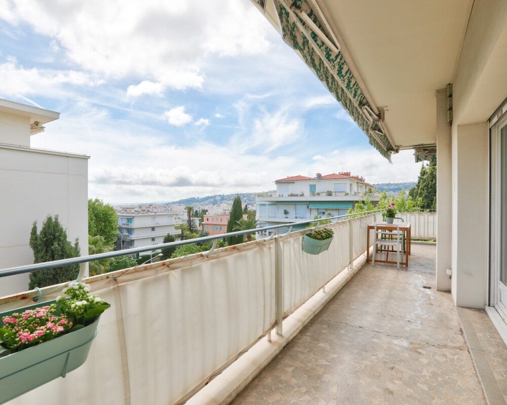 Nice Cimiez – Magnificent Renovated 2-Bedroom Apartment in a Prestigious Residence