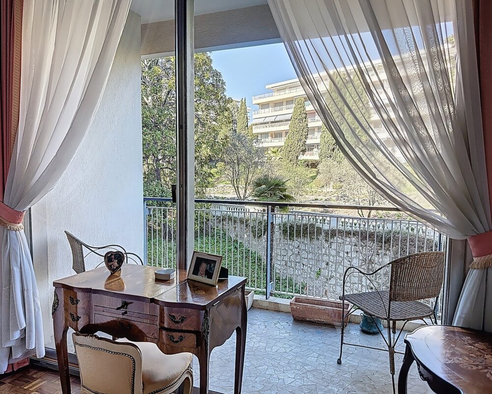 Nice Cimiez / Cemenelum - Spacious 3-room apartment with sea view in prestigious residence with grounds