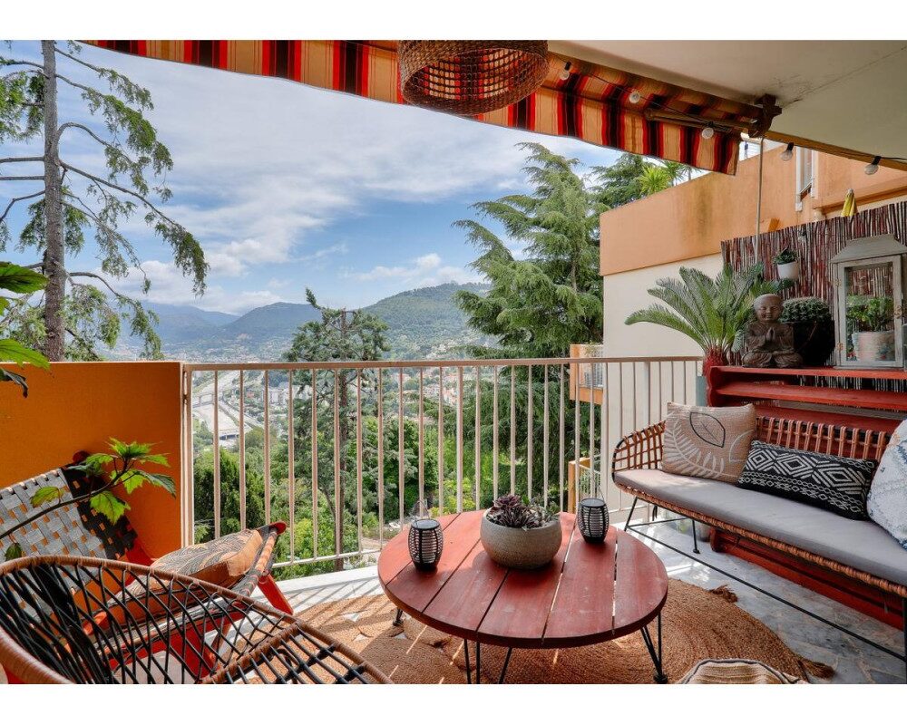 Nice Cimiez - Beautiful Fully Renovated 3 Bedroom Apartment 110 sqm  in a Residence with Garden