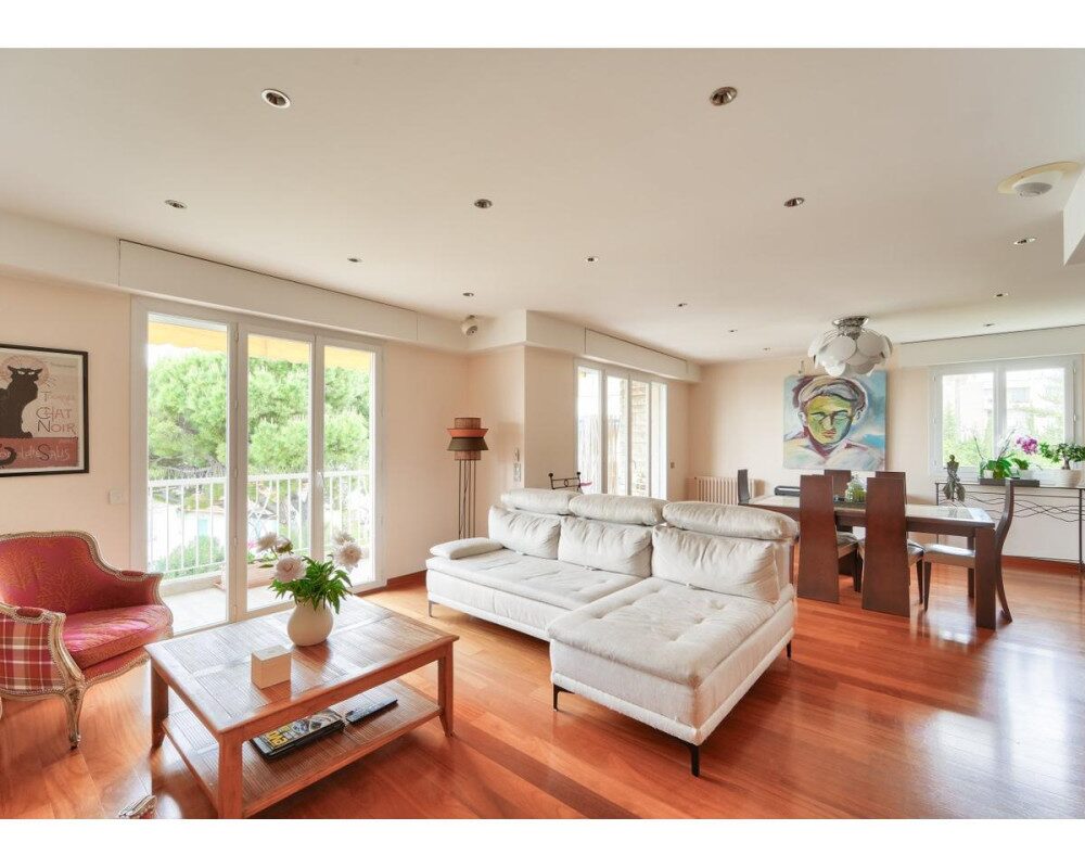 NICE CIMIEZ - Superb 115 sqm 3 Bedroom Apartment with Sea View and two Garages            