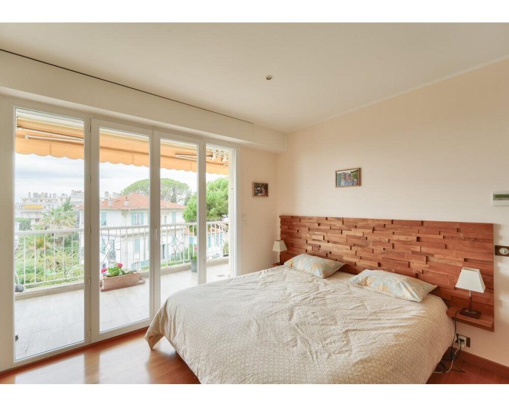 NICE CIMIEZ - Superb 115 sqm 3 Bedroom Apartment with Sea View and two Garages            