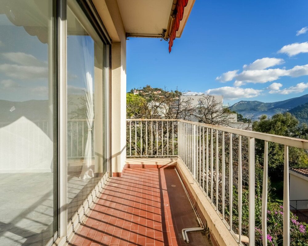 Nice Cimiez - One Bedroom Apartment on a High Floor Close to all Amenities