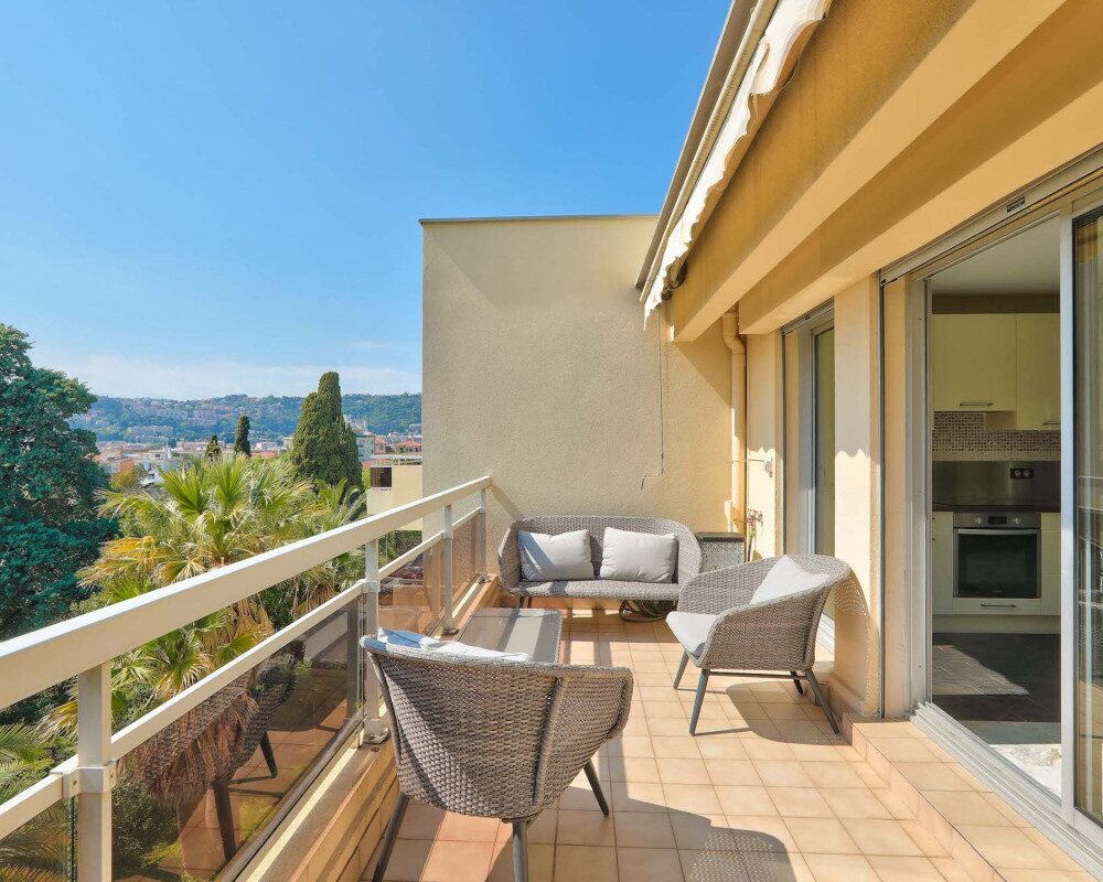 Nice Valrose - 4 rooms on top floor with terrace