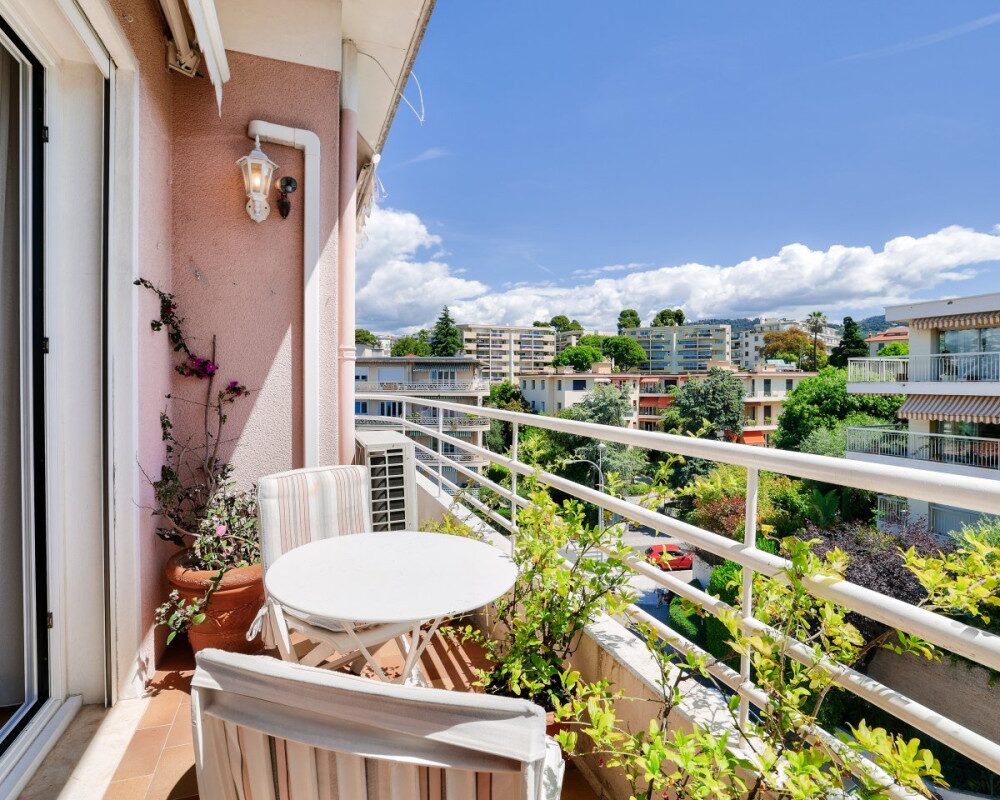 NICE - Rare for Sale - Spacious Top-floor 2/3 Bedroom Apartment with Sea View, Cimiez District