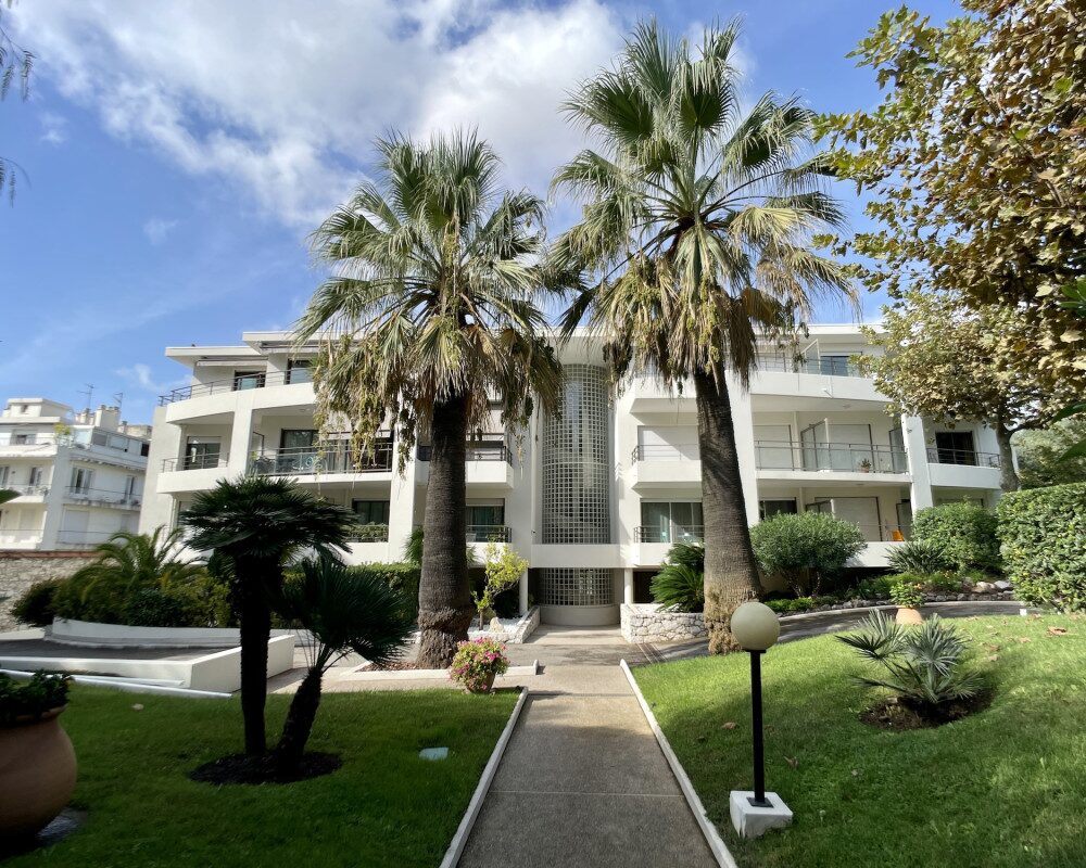 Nice Cimiez - Pleasant Studio with Terrace in Residence with Swimming Pool