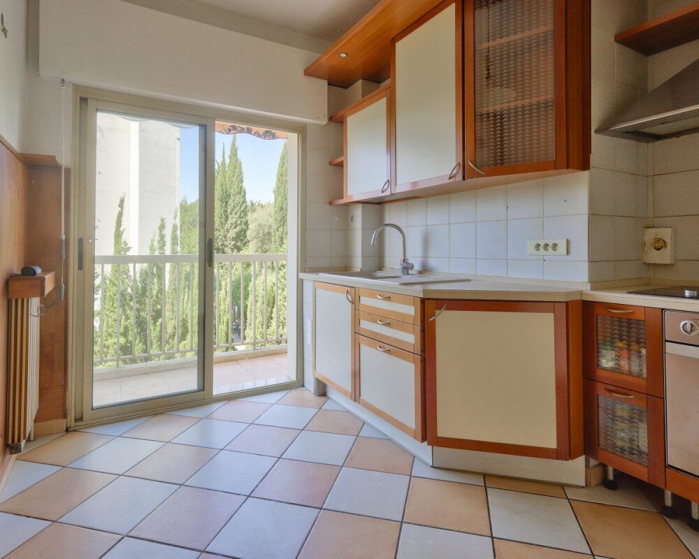 Nice Cimiez - Bright 2 Bedroom Apartment on Penultimate Floor