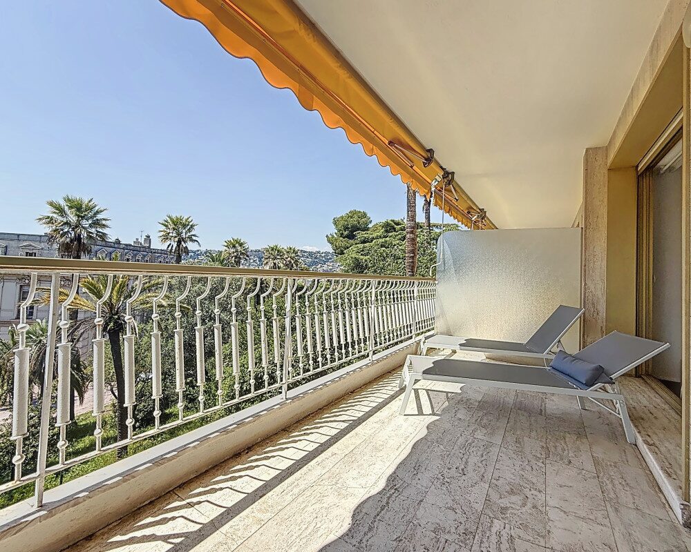 Nice Cimiez - In a luxurious Residence close to the very center, Beautiful 2 Bedroom Apartment with Terrace and Unobstructed View of the Sea and the Park