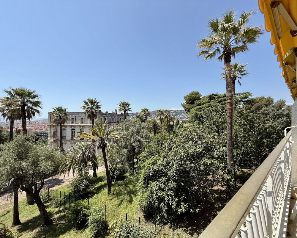 Nice Cimiez - In a luxurious Residence close to the very center, Beautiful 2 Bedroom Apartment with Terrace and Unobstructed View of the Sea and the Park