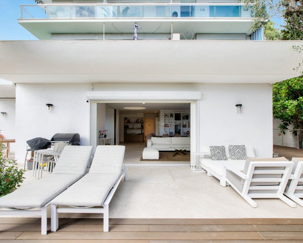 Beautifully renovated apartment with garden and panoramic sea view