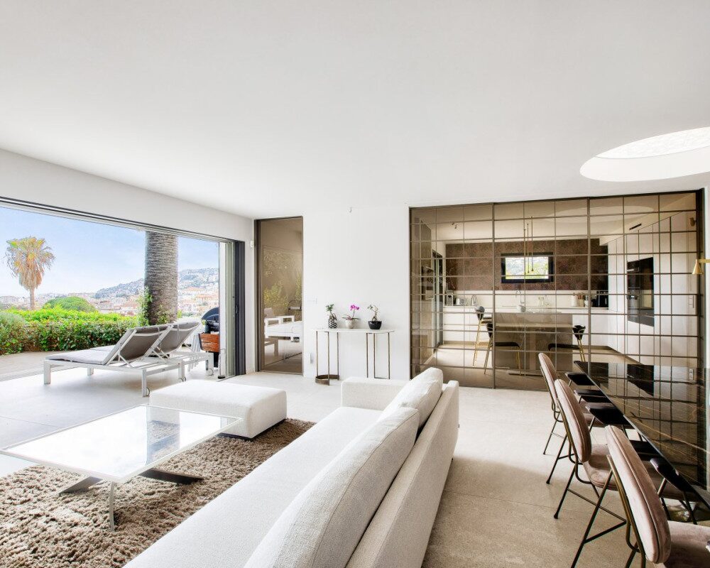 Beautifully renovated apartment with garden and panoramic sea view