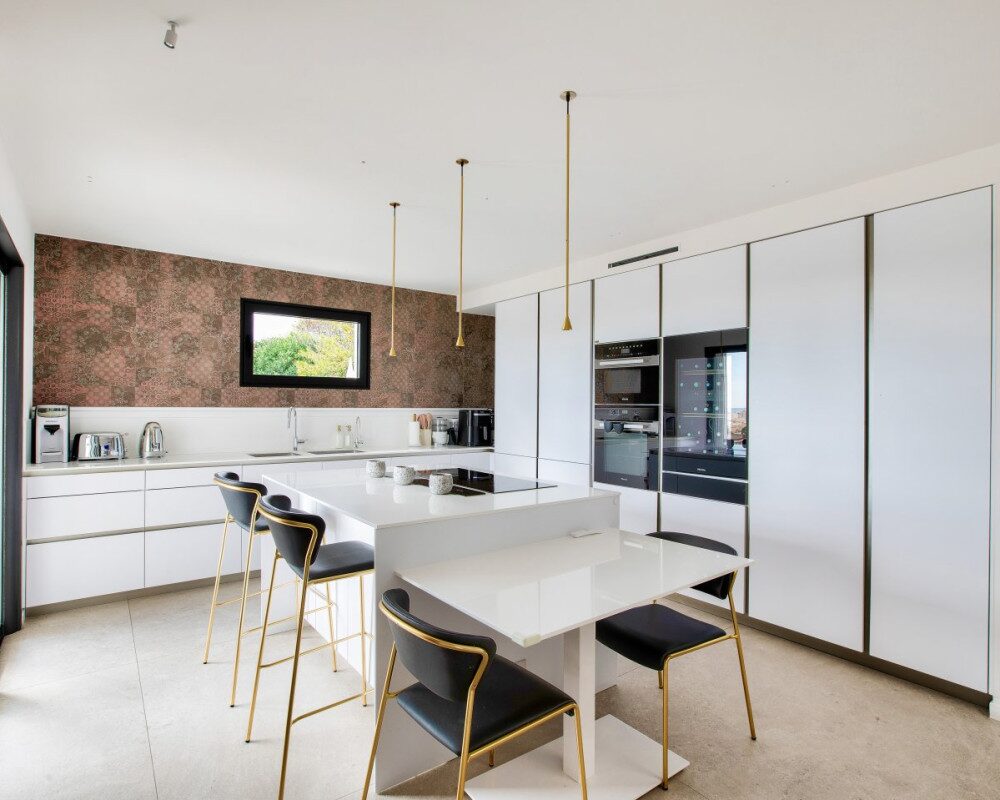 Beautifully renovated apartment with garden and panoramic sea view