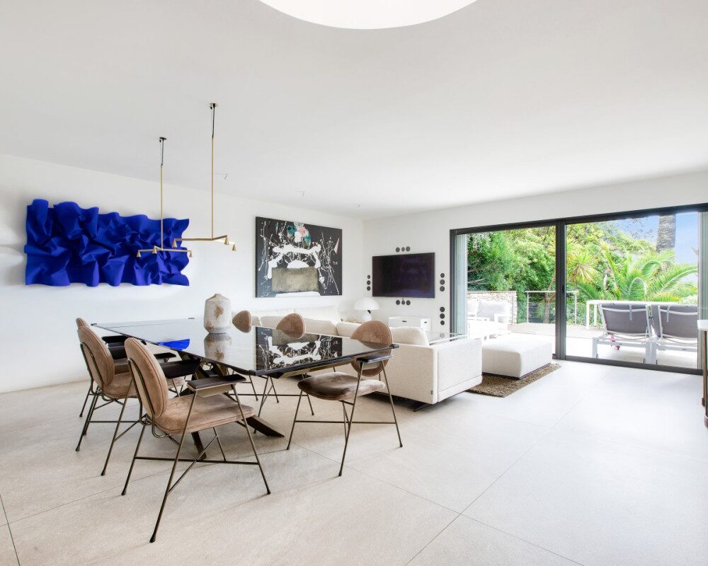 Beautifully renovated apartment with garden and panoramic sea view
