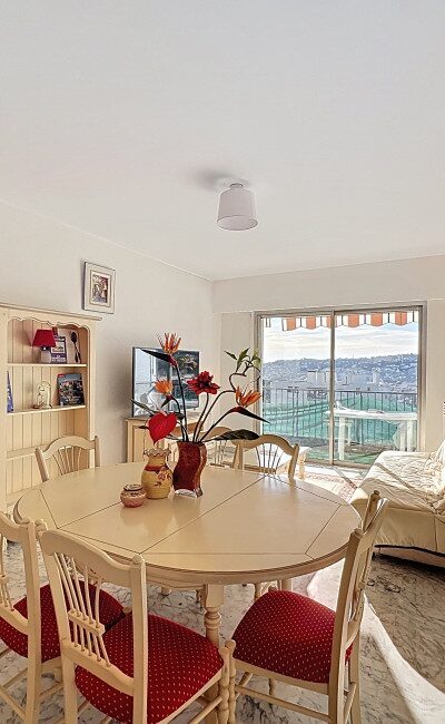 Quiet 1970s residence located on the prestigious Scudéri Avenue