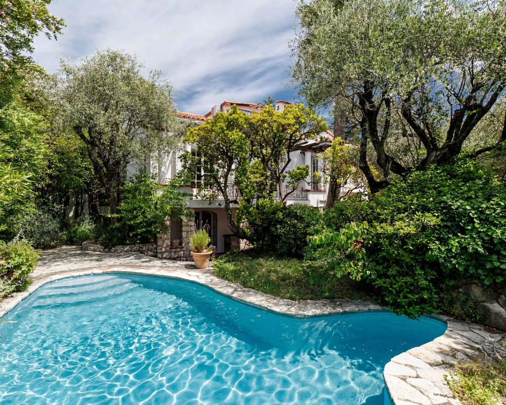 House  - 4 rooms  - 220.9 m² -  €2,145,000 - For sale 