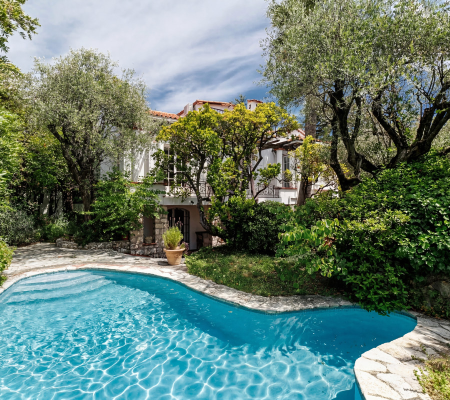 House  - 4 rooms  - 220.9 m² -  €2,145,000 - For sale 