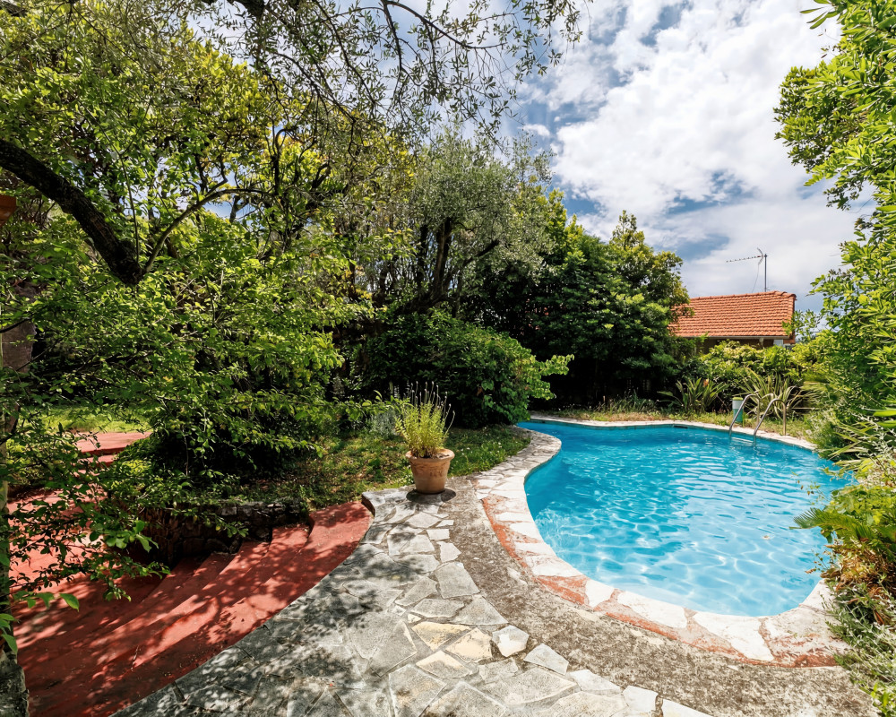 House  - 4 rooms  - 220.9 m² -  €2,145,000 - For sale 