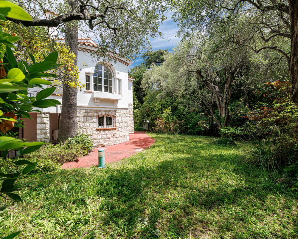 House  - 4 rooms  - 220.9 m² -  €2,145,000 - For sale 