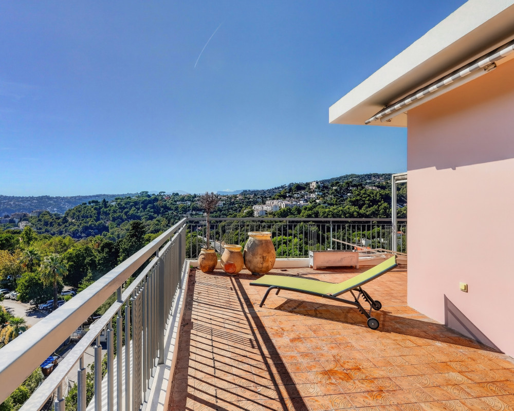 Nice Cimiez - Rare find - One bedroom apartment, 57 sqm with a 90 sqm terrace, on the top floor of a luxury residence