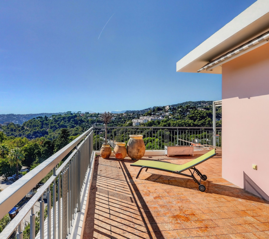 Nice Cimiez - Rare find - One bedroom apartment, 57 sqm with a 90 sqm terrace, on the top floor of a luxury residence