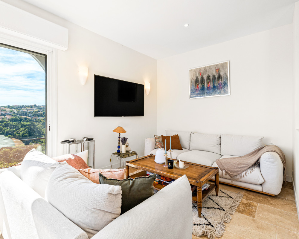 Nice – Falicon – Charming 3-bedroom house of 95 sqm, fully renovated, with terrace, garden and views over the hills and sea