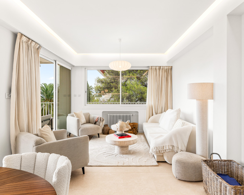 Nice – Mont Boron – Spacious 2-bedroom apartment of 88 sq.m, fully renovated, with terrace and panoramic views over the Baie des Anges